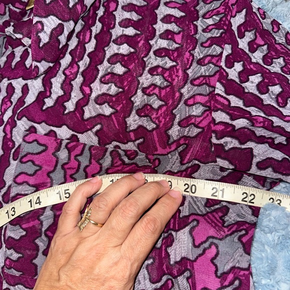 Beautiful flowy button down blouse - Picture 3 of 6